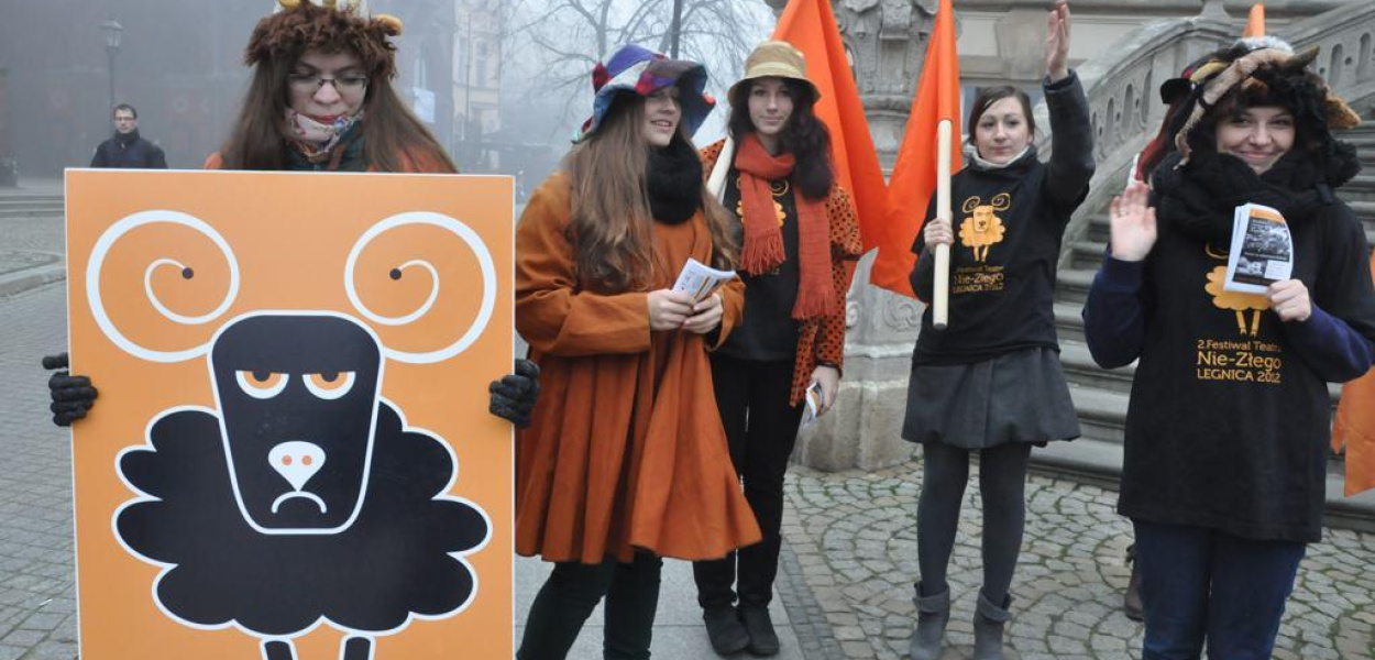 Happeningiem zapraszali na Nie-Zły Teatr
