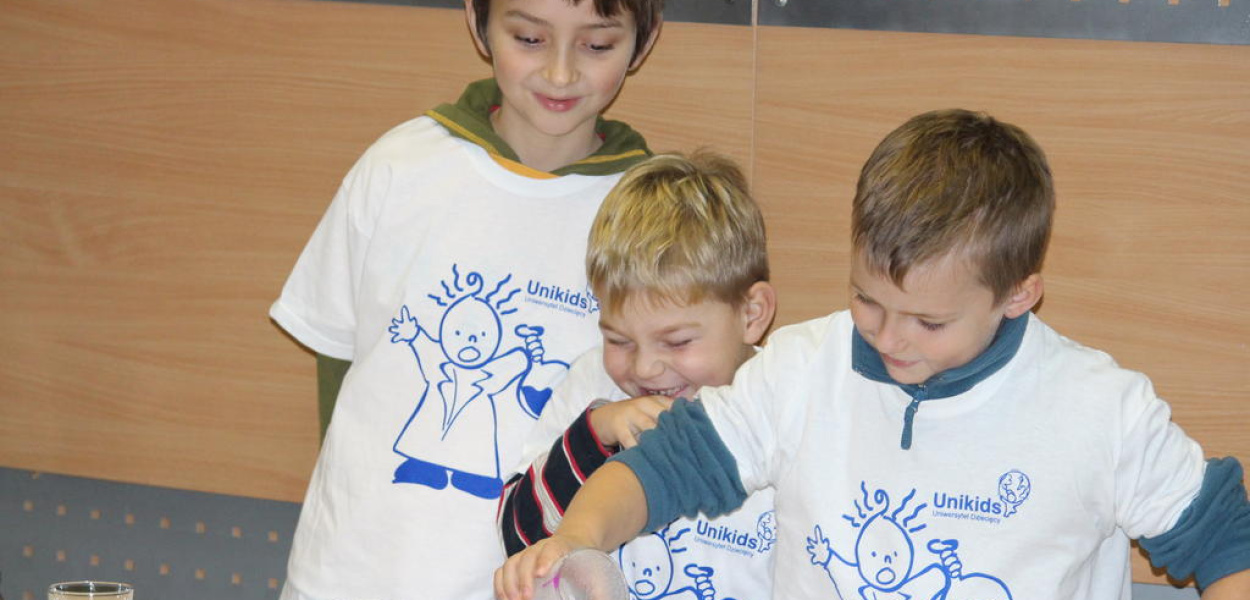 Chemiczne eksperymenty młodych studentów 