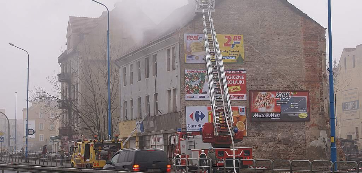 Zobacz jak paliła się kamienica w centrum miasta