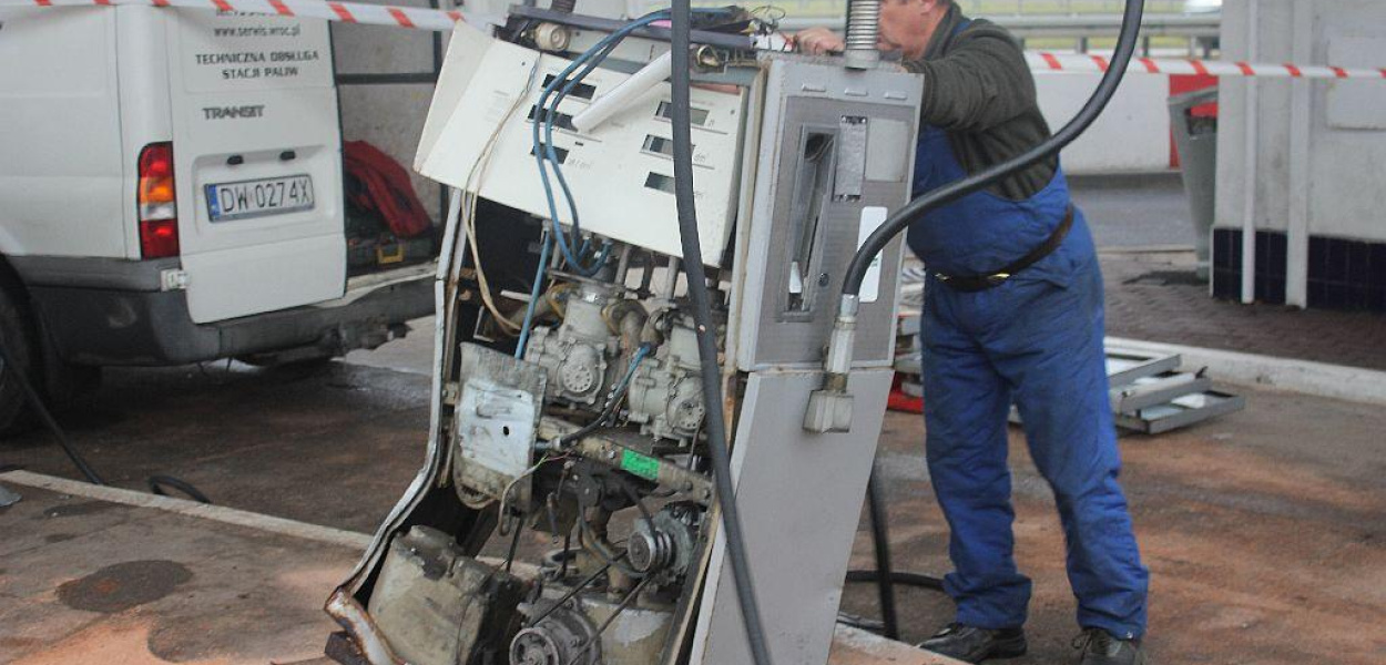 Poszukiwany przestępca staranował stację paliw