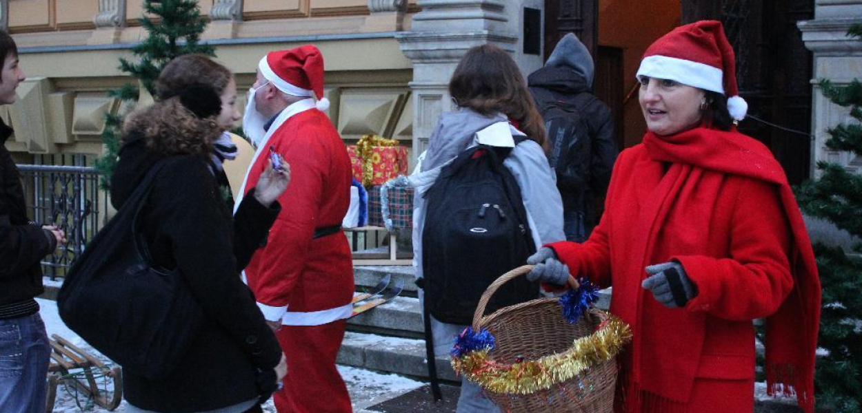 Czerwone Mikołaje rozdawały słodkości licealistom 