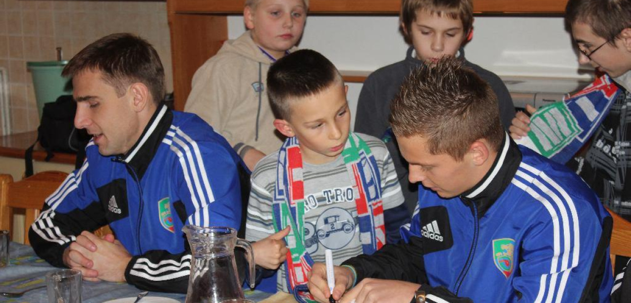 Piłkarze Miedzi gościli w legnickich domach dziecka