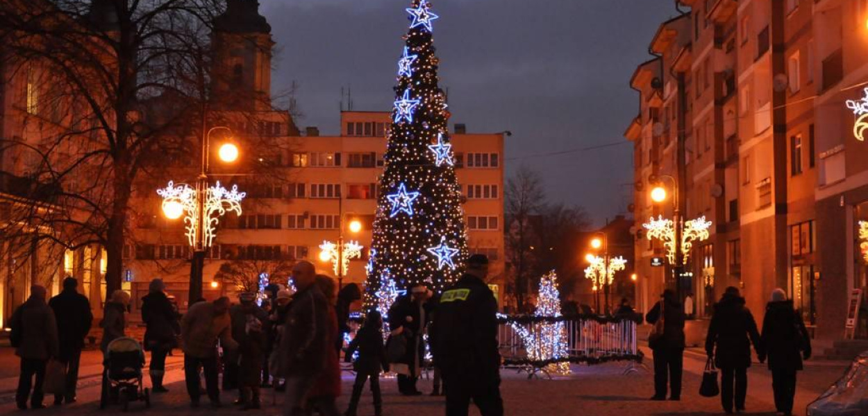 Rynek mieni się już świątecznymi światełkami