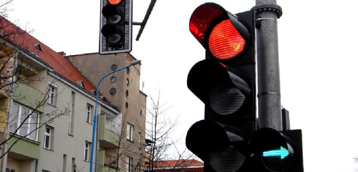 Kto przestrzega zielonej strzałki?