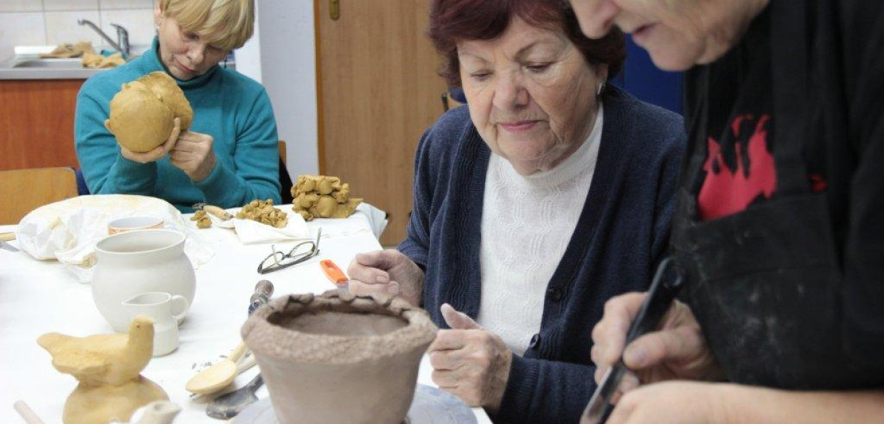 Seniorom wciąż mało przygody ze sztuką 