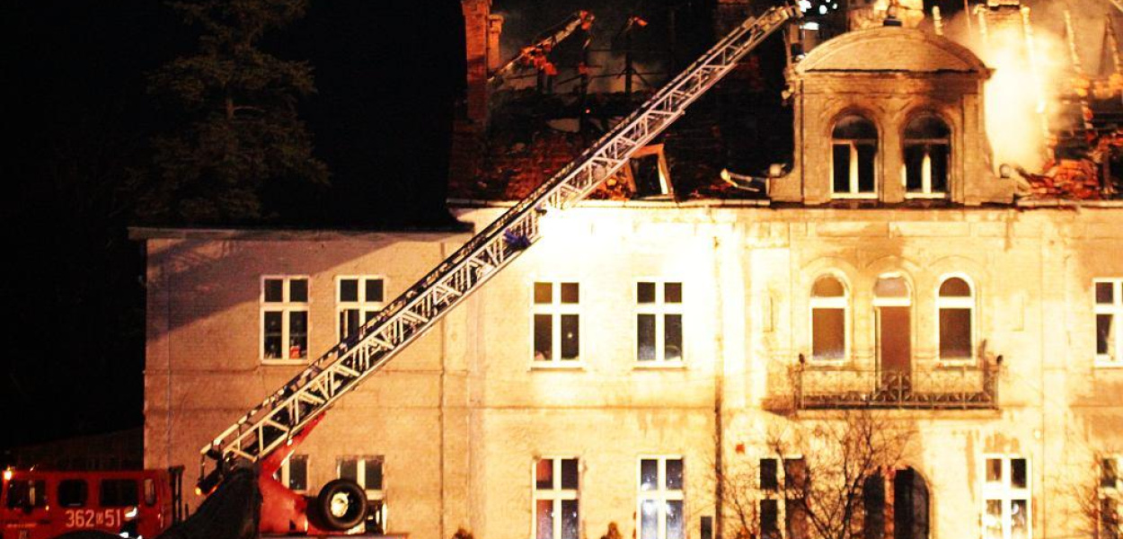 Pożar zabytkowego pałacu w Szczedrzykowicach 