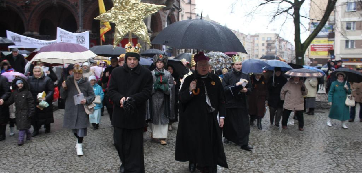 Tłum legniczan przeszedł w Orszaku Trzech Króli 