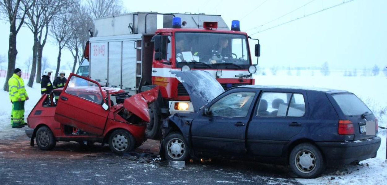 Wypadek w Wilczycach. Maluchem czołowo w Golfa