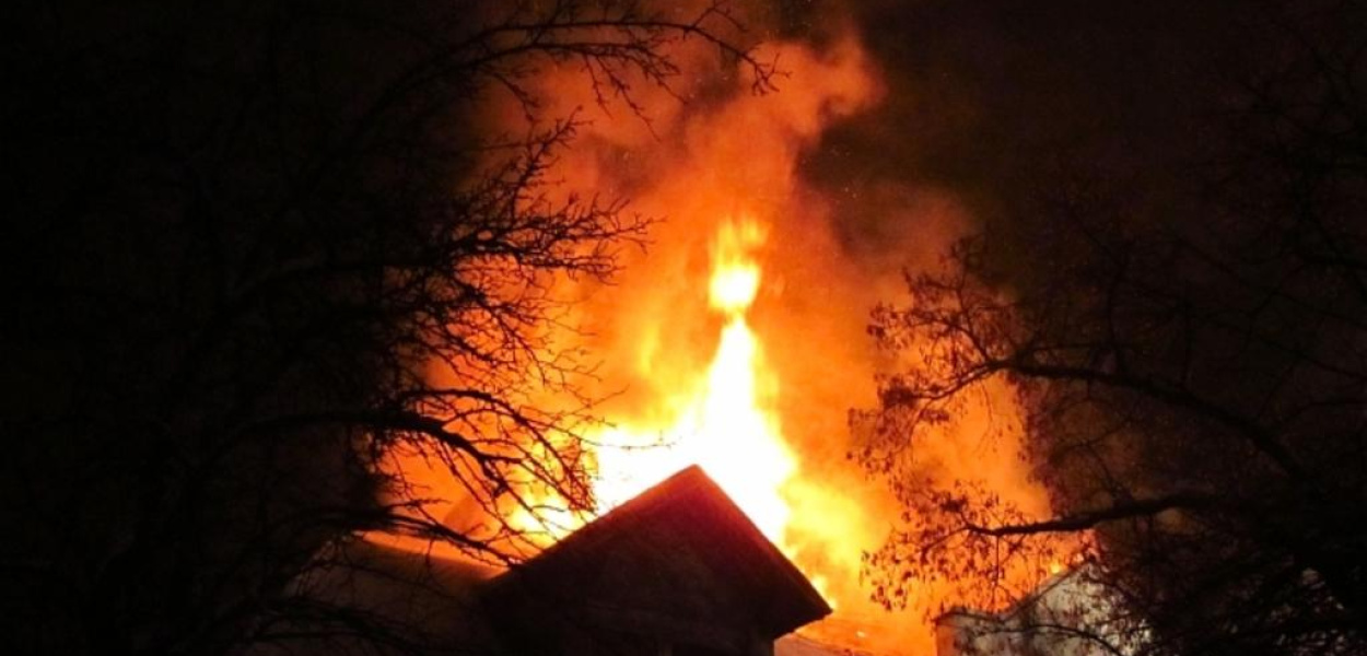 Legniccy strażacy gasili dach budynku w Chojnowie 