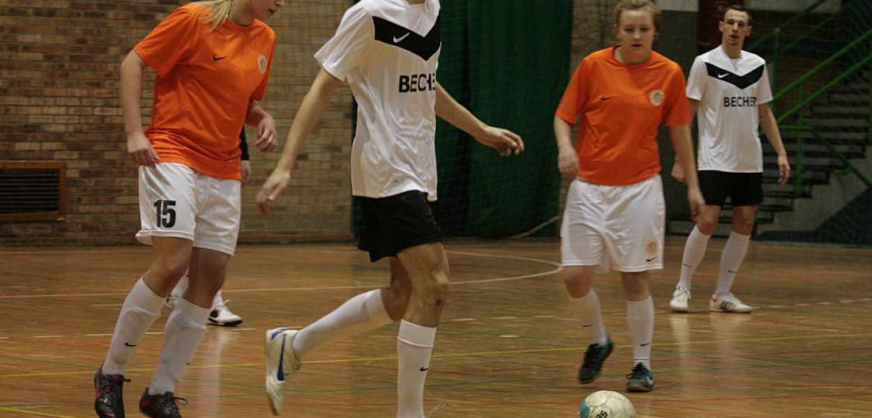 Becher zremisował z ... kobiecym Zagłębiem