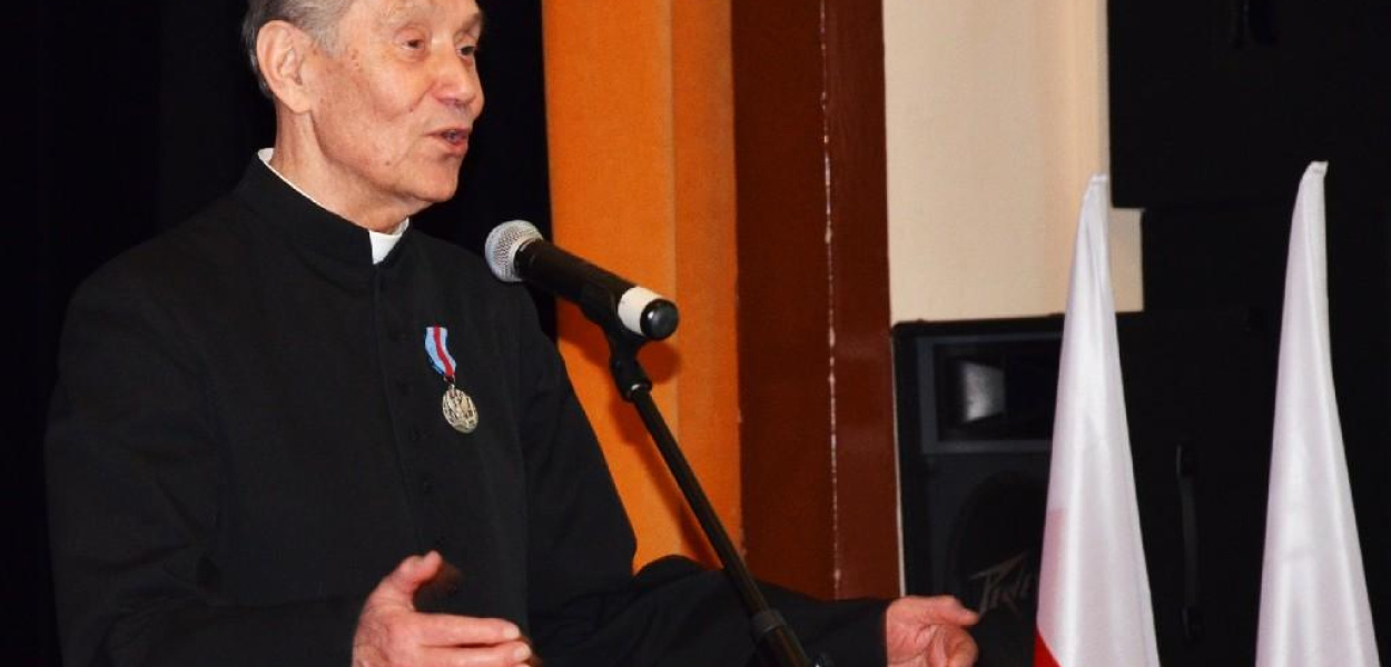 Ksiądz prałat Kisiński z medalem Pro Memoria