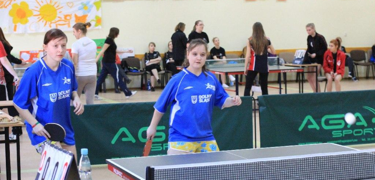 Tenisistki stołowe z ekonoma mistrzyniami strefy!