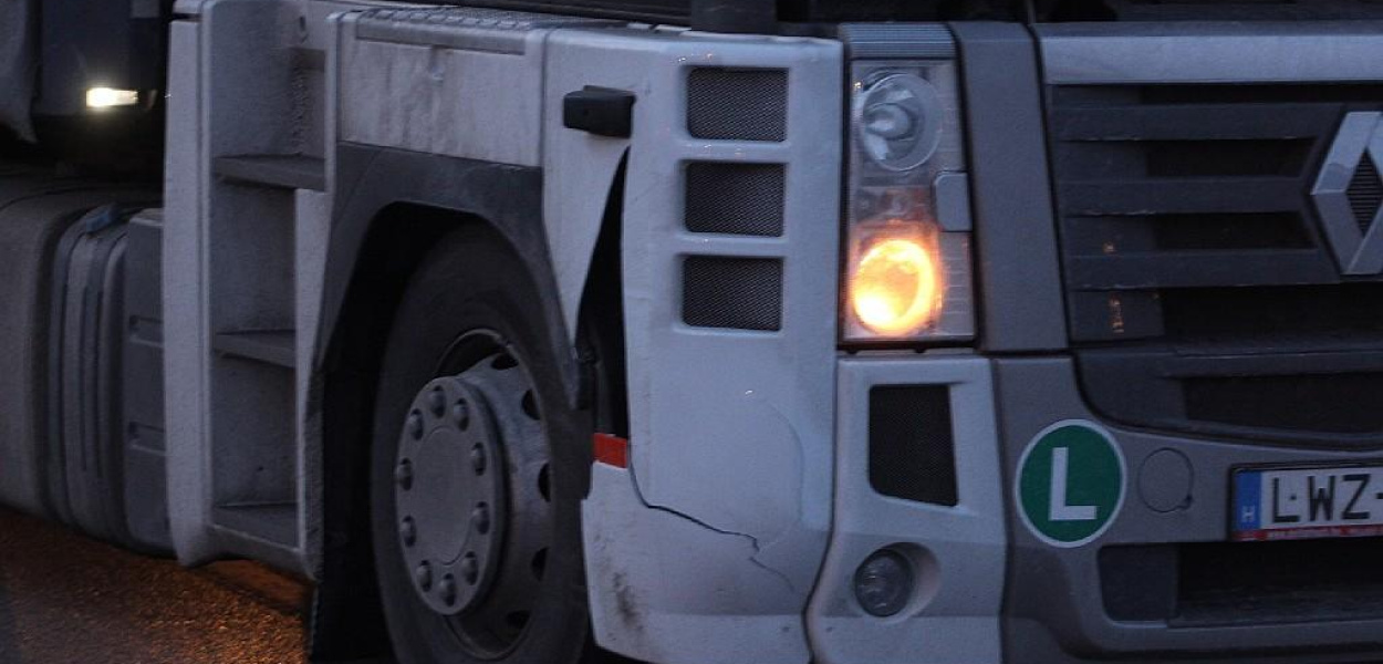 Kobieta wpadła pod węgierskiego TIR-a