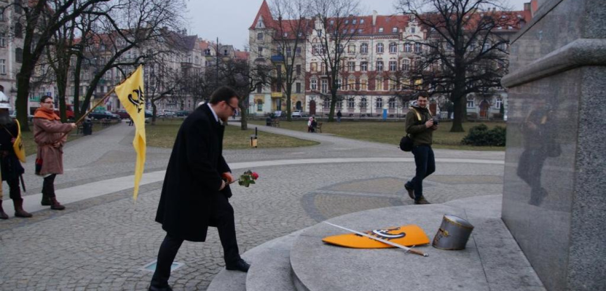 Pod pomnikiem uczcili pamięć Henryka Pobożnego 
