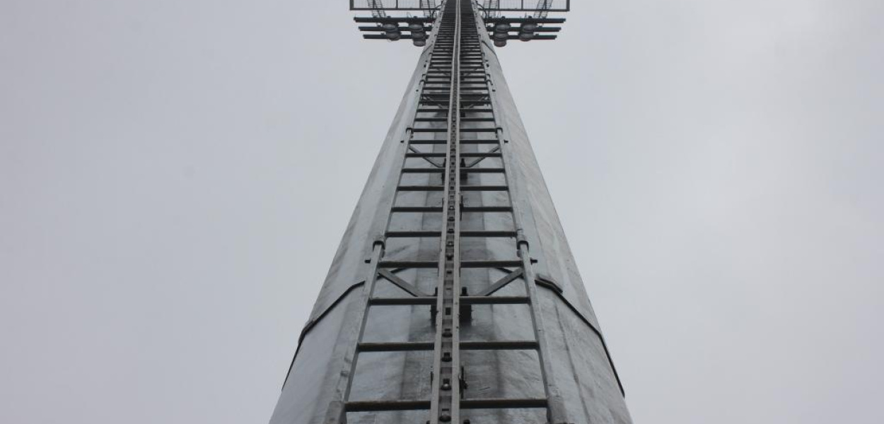 Na stadionie w Parku Miejskim montują jupitery
