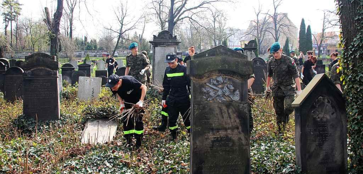 Historycy z uczniami posprzątali żydowski cmentarz