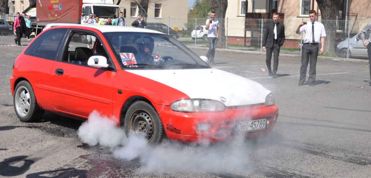 Piąty raz palili gumy w samochodówce 