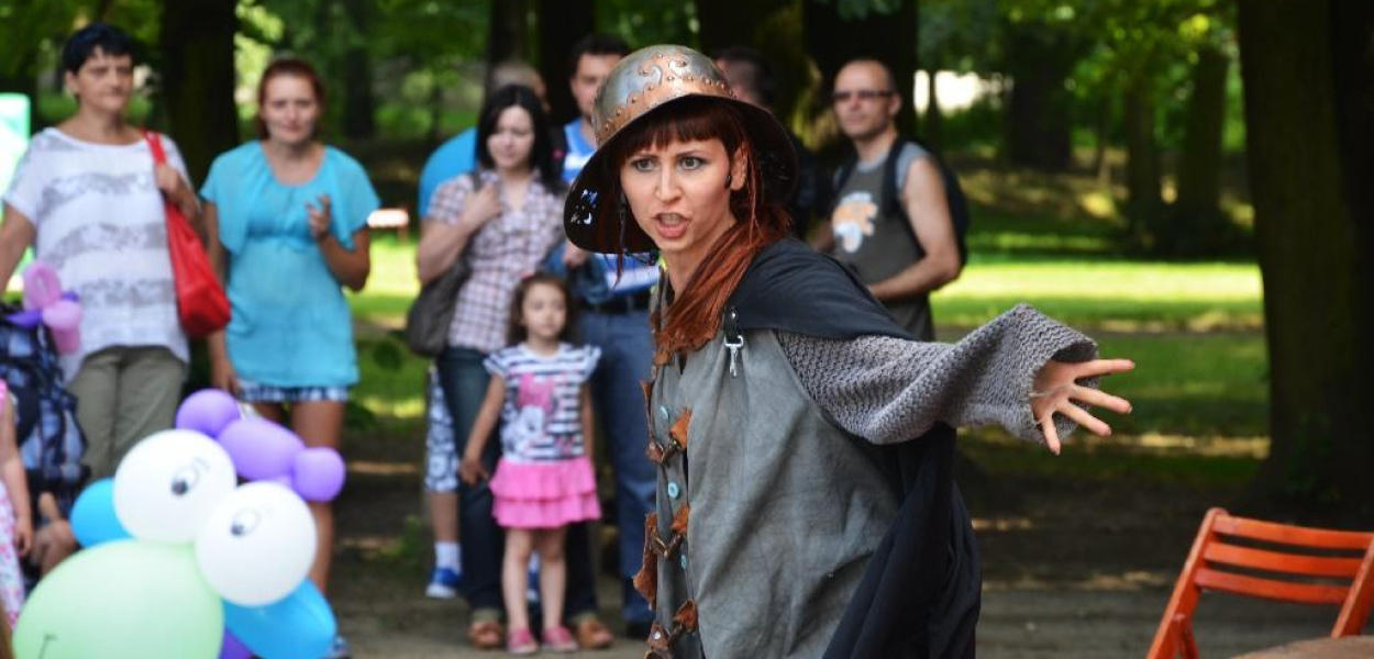 Rodzinny piknik w parku miejskim