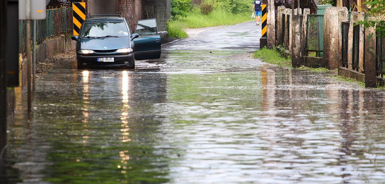 Miasto „pływa”. Zamknięte ulice, fabryka w wodzie