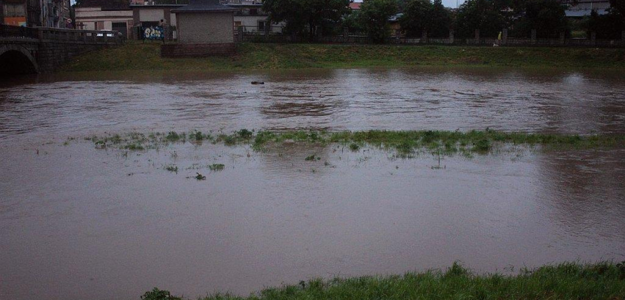 Kaczawa przybiera. „Sytuacja pod kontrolą”
