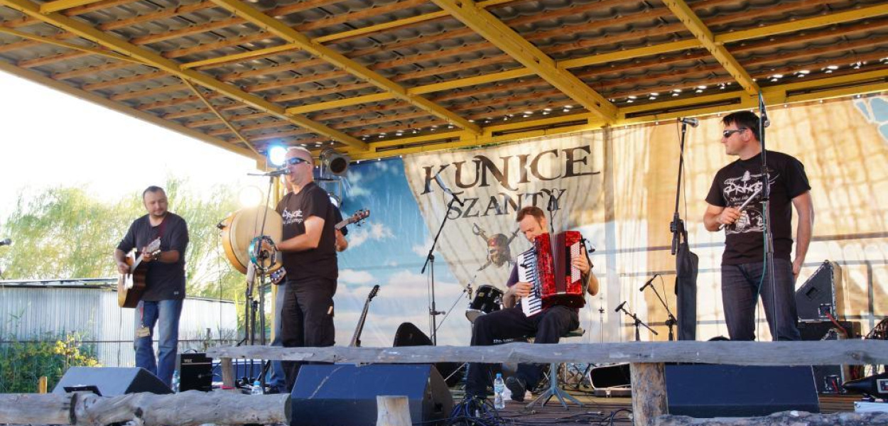 Szanty Kunice. Regaty zakończone, Drake na scenie
