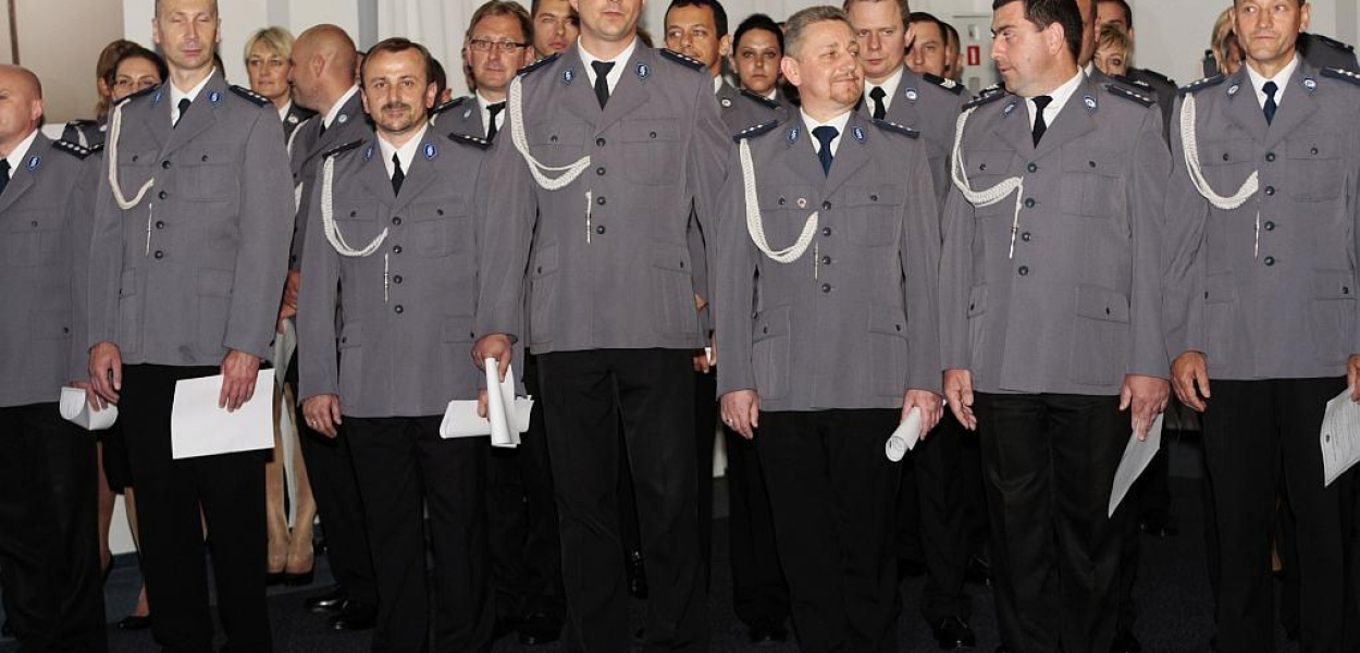 Komendant awansował legnickich policjantów