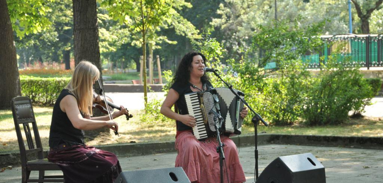 Śródziemnomorskie klimaty w upalną niedzielę w parku