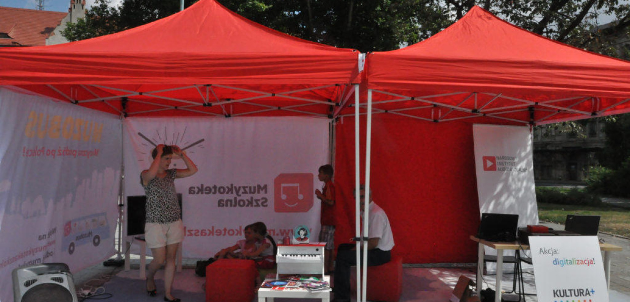 Muzyczny street art na Placu Słowiańskim 