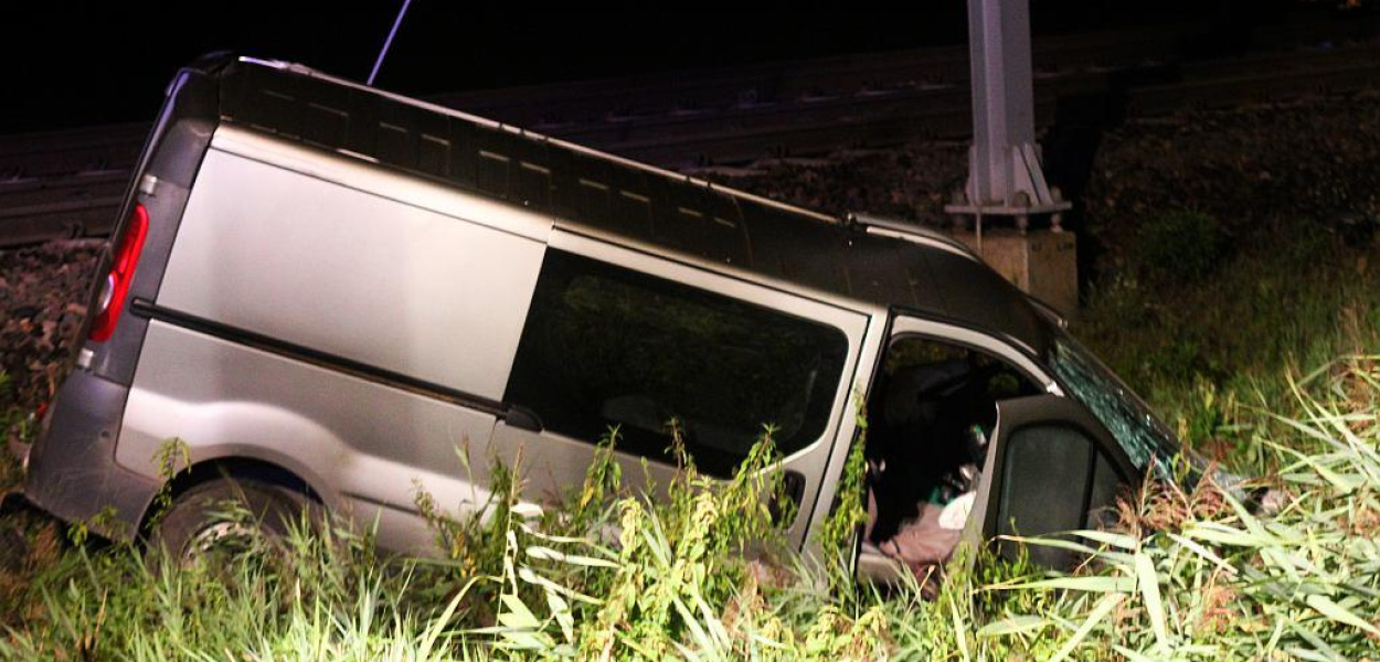 Pod Legnicą bus zderzył się z pociągiem. Są ranni