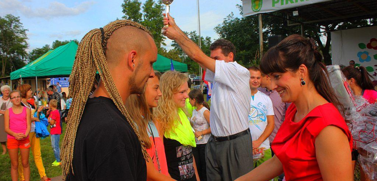 W Tyńcu rzucali gumowcami i ujeżdżali byka