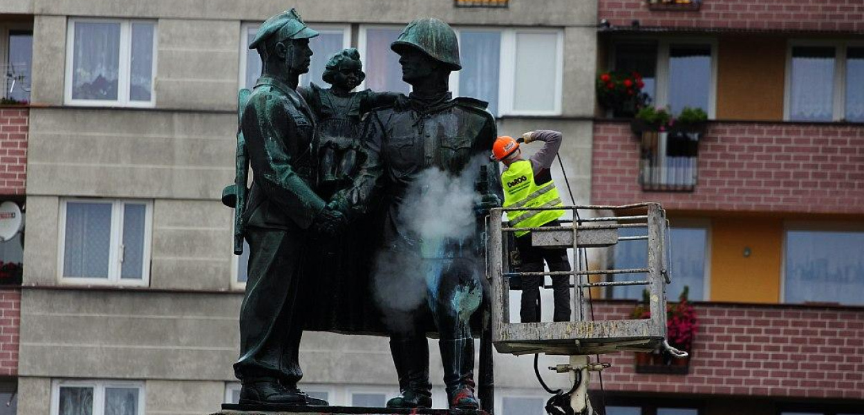 Zabrali się za czyszczenie Iwana z czerwonej farby