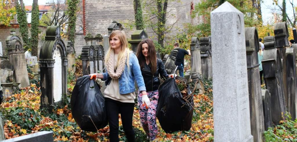 Do akcji na cmentarzu dołączyli Zielonoświątkowcy!