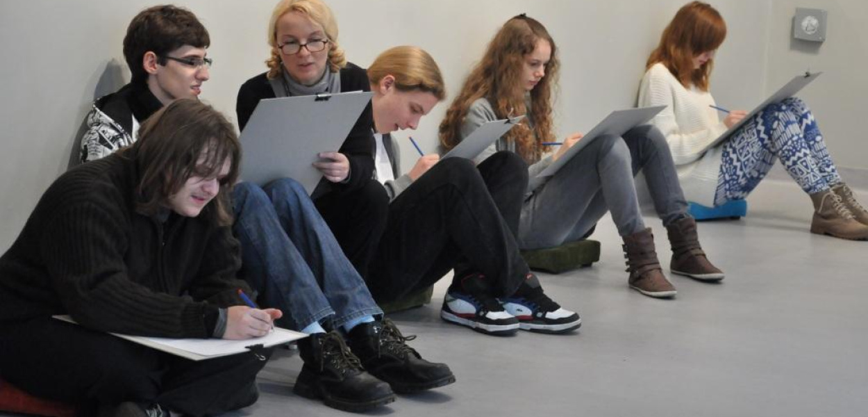 Uczniowie projektują okładkę gazety satyrycznej