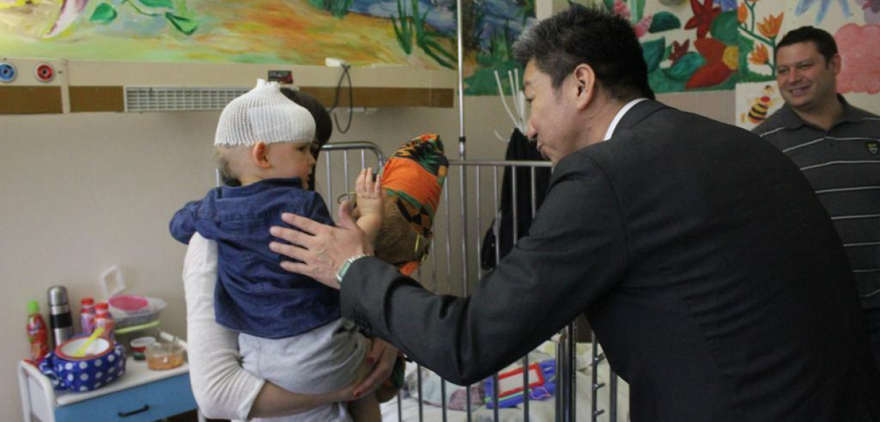 Pluszaki dla małych pacjentów od prezesa Oty