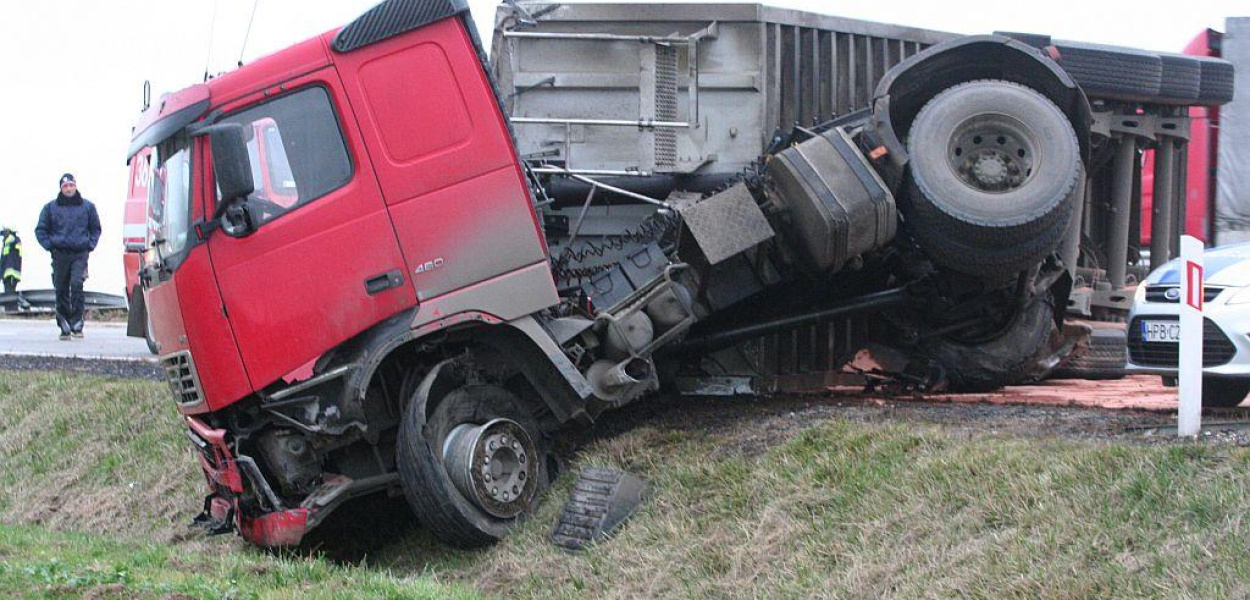 Kolizja na autostradzie A4. Ciężarówka w rowie