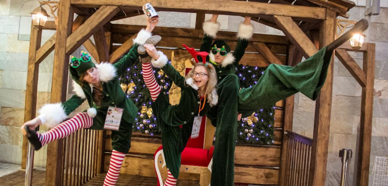 Zielone skrzaty z pełnymi puszkami w Galerii Piastów 