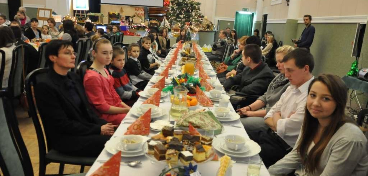 Wspólne kolędowanie na spotkaniu wigilijnym