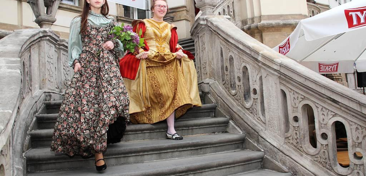 Pokaz mody historycznej w Rynku