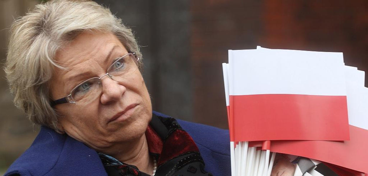 Szefowa PiS rozdawała w Rynku narodowe flagi