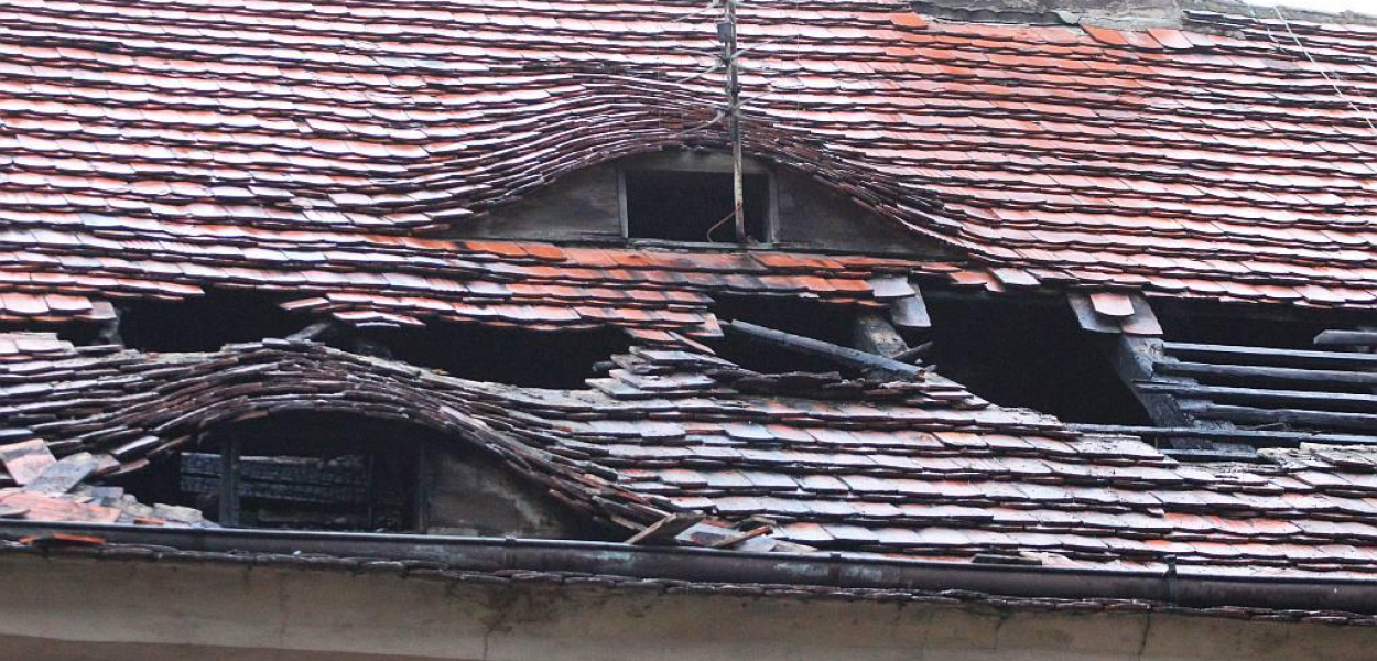 Strażacy wyciągnęli człowieka z płonącej kamienicy