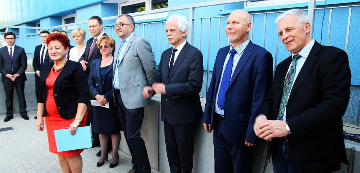 Tłum polityków w szpitalu na otwarciu ... wejścia