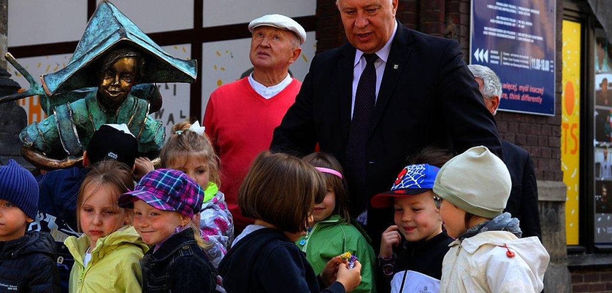 Julek upchnięty między katedrę a galerię sztuki