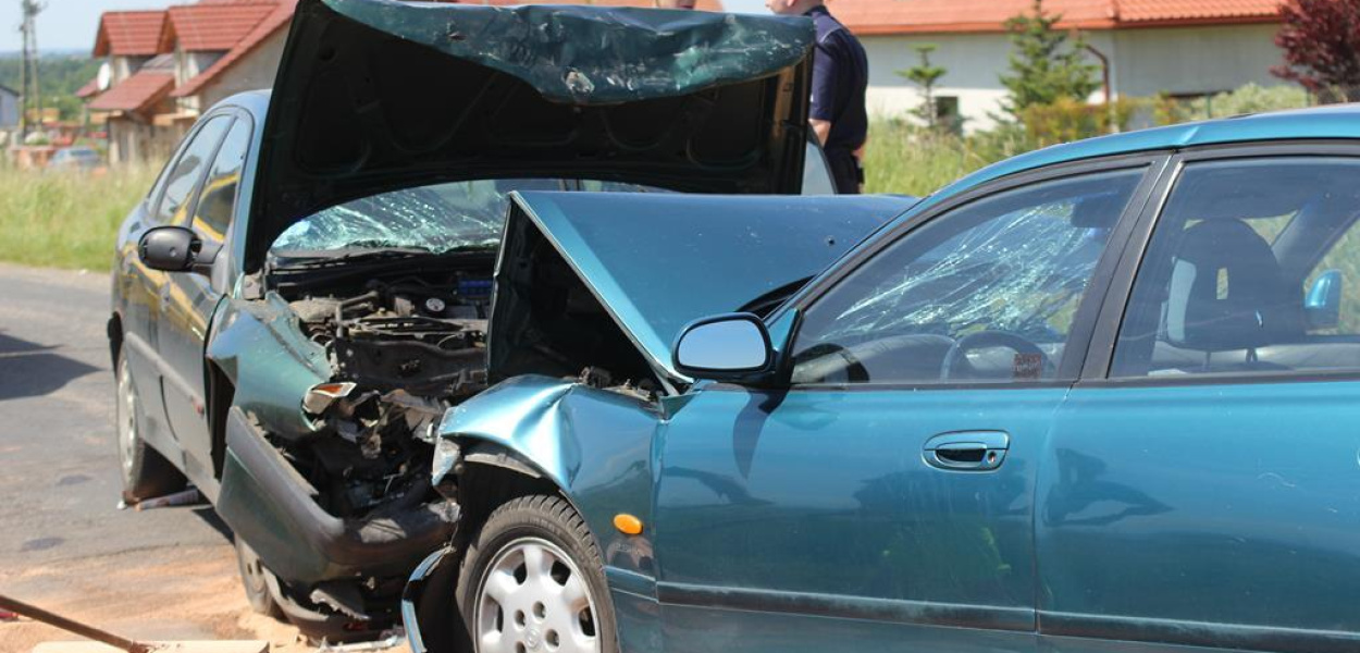 Czołowe zderzenie w Ziemnicach. Są ranni!