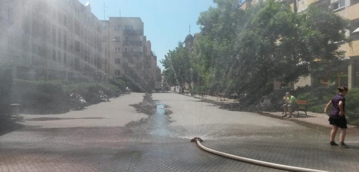 Strażacy pomogą przeżyć upał. Kurtyna w centrum