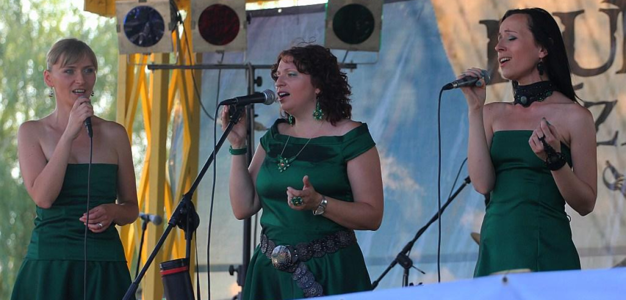 Szantowa scena dla zespołu Za Horyzontem