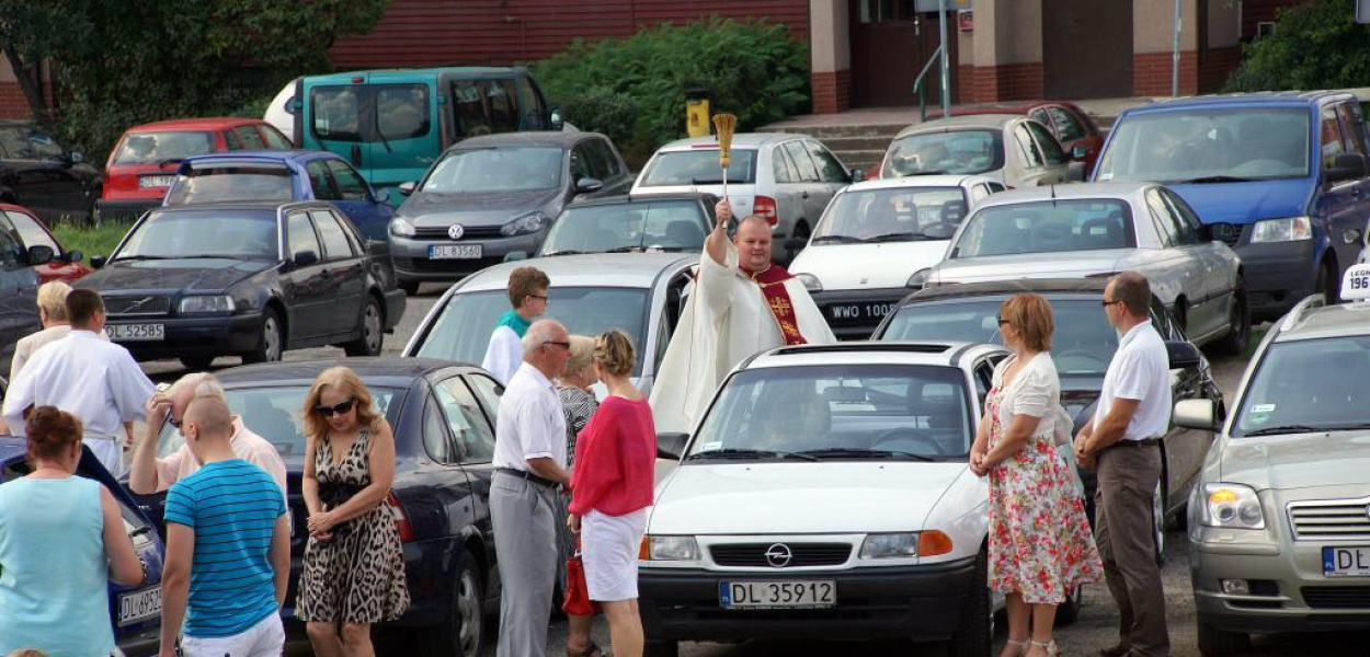 Święcili samochody na osiedlu Kopernika