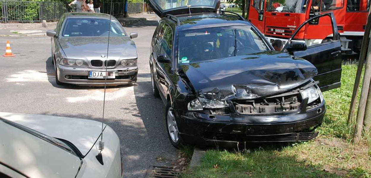 BMW i Volkswagen zderzyły się na skrzyżowaniu