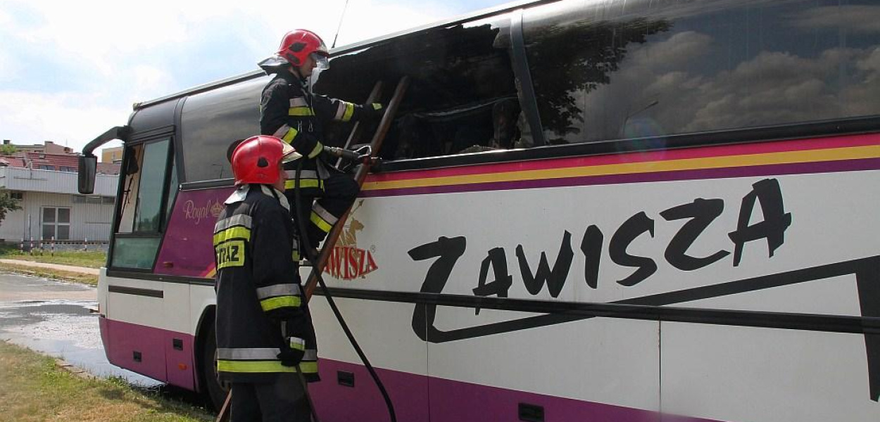 Spłonął autokar. Straż nie wyklucza podpalenia