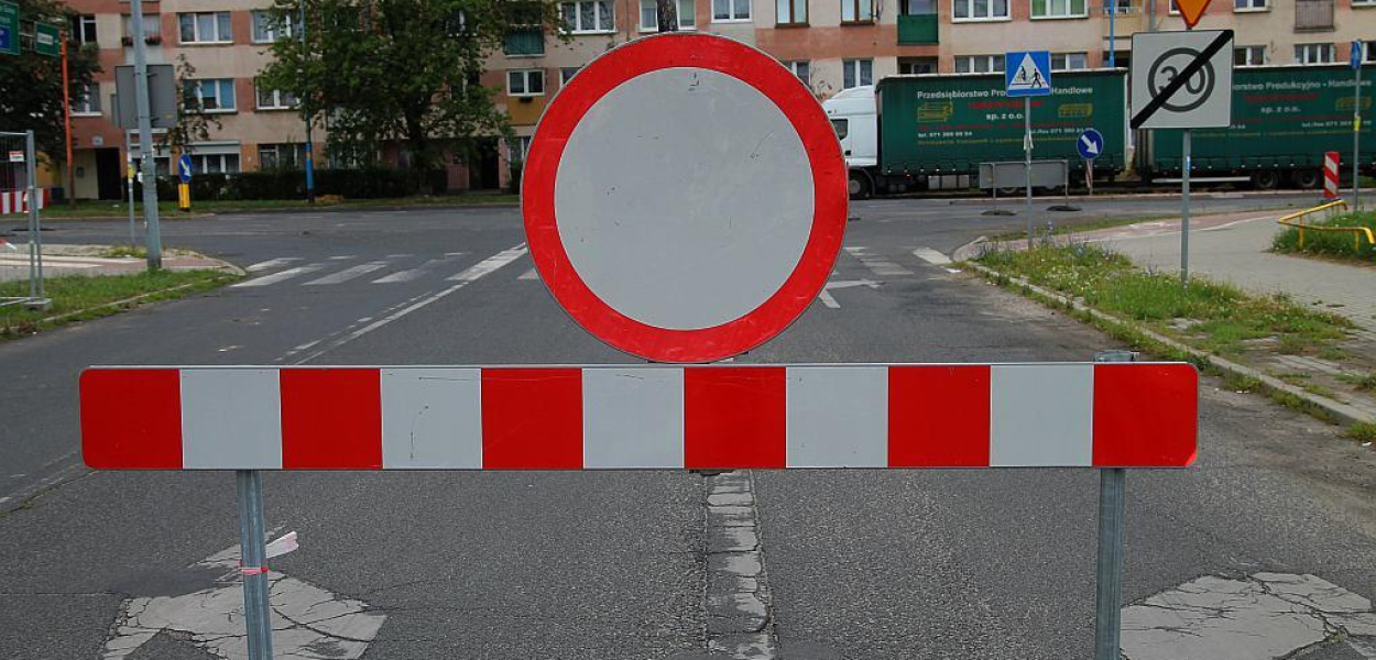Uwaga! Zamknięty pas ruchu na Moniuszki