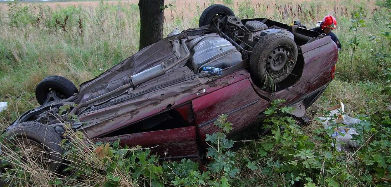 Dachował samochód. Kierowca w szpitalu